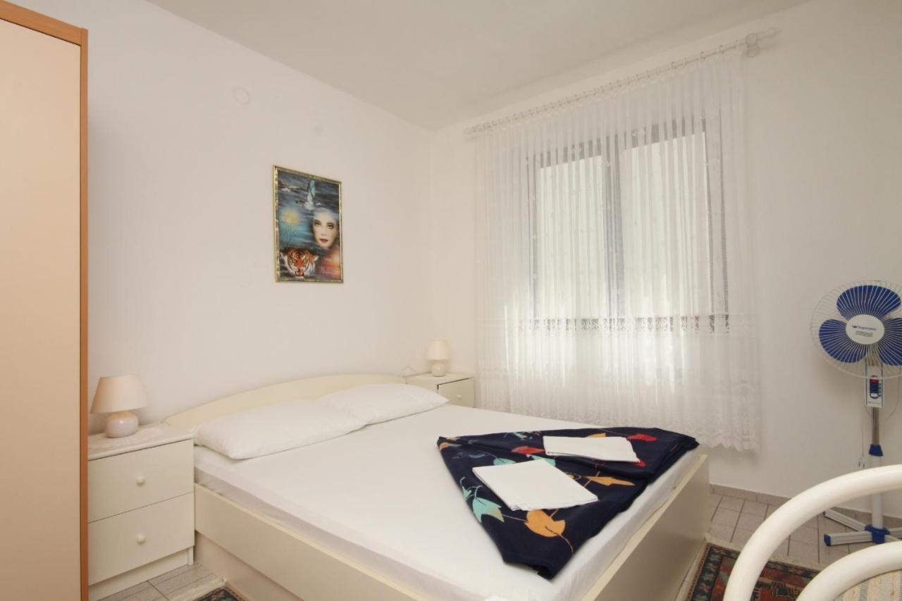 Apartments And Rooms By The Sea Starigrad, Paklenica - 6591 Экстерьер фото